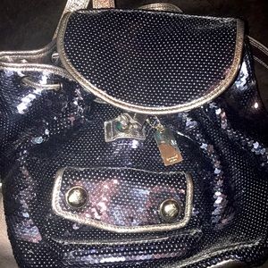 Gently used coach bag, come with adjustable straps perfect for travel 💎
